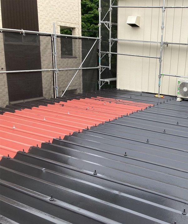 神奈川県横浜市金沢区　貸工場　屋根塗装　折板屋根の塗装 (1)
