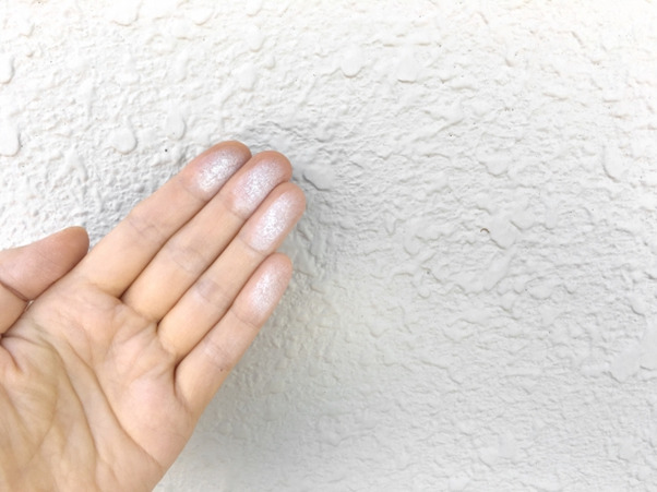 【粉が手につく】外壁にチョーキングが起きたら塗装時期！原因は？ (4)