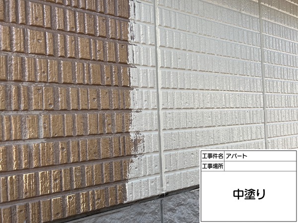 神奈川県横浜市港南区・アパート　外壁塗装　中塗りと上塗りをしました！ (1)