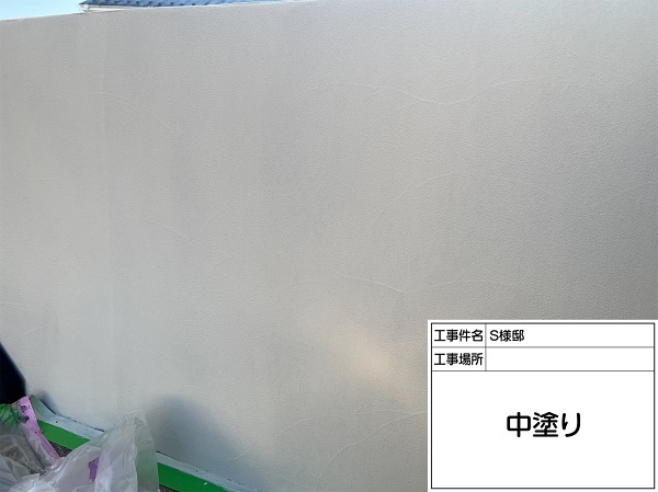 神奈川県横浜市緑区・S様邸　屋根塗装・外壁塗装　外壁の中塗りと屋根の上塗り2
