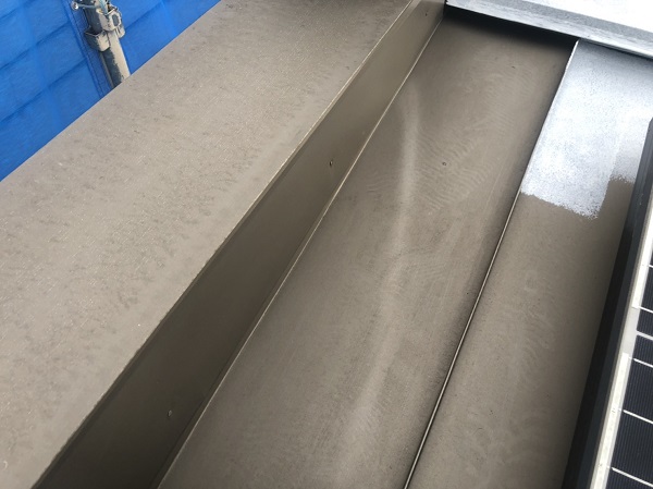 神奈川県横浜市栄区　太陽光パネルが設置された板金屋根塗装・FRP防水トップコート塗り替え工事 (3)