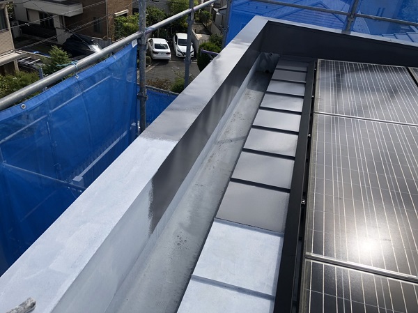 神奈川県横浜市栄区　太陽光パネルが設置された板金屋根塗装・FRP防水トップコート塗り替え工事 (2)