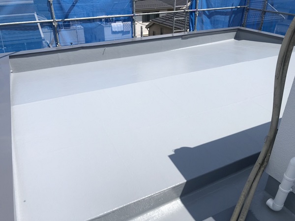 神奈川県横浜市栄区　太陽光パネルが設置された板金屋根塗装・FRP防水トップコート塗り替え工事 (5)