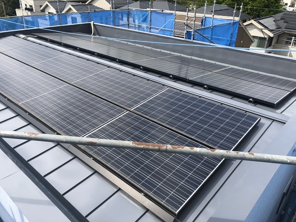 神奈川県横浜市栄区　太陽光パネルが設置された板金屋根塗装・FRP防水トップコート塗り替え工事 (4)