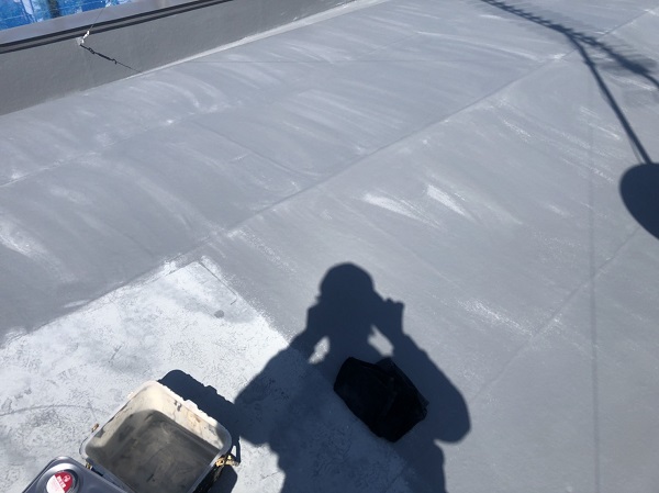 神奈川県横浜市栄区　太陽光パネルが設置された板金屋根塗装・FRP防水トップコート塗り替え工事 (1)